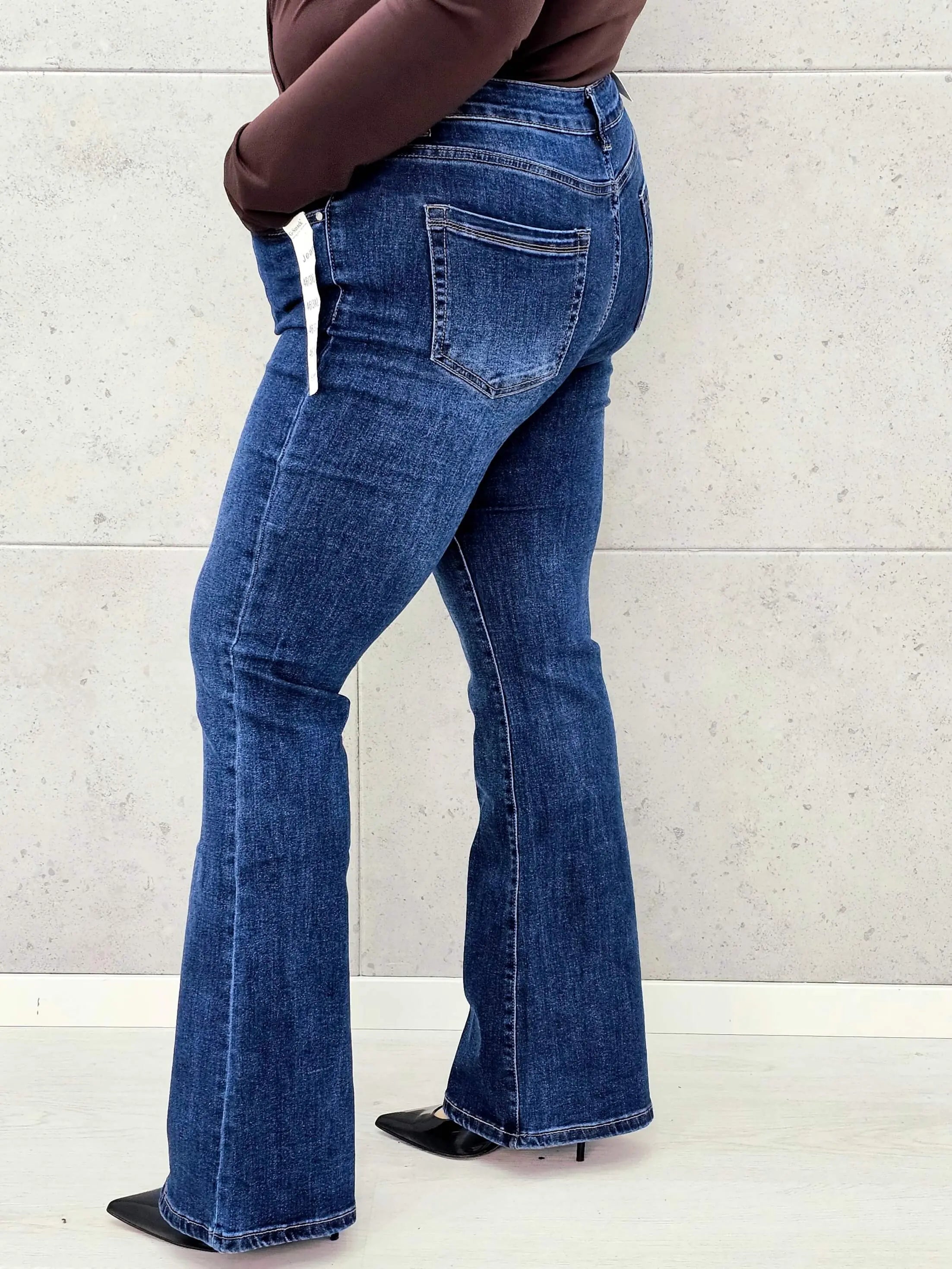 Dżinsowe spodnie dzwony XXL – modelujące i wysmuklające spodnie plus size Stylowa XL