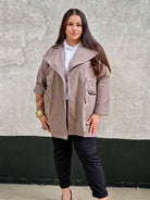 Elegancka Narzutka Plus Size Ciemny Beż- Styl i Komfort Stylowa XL