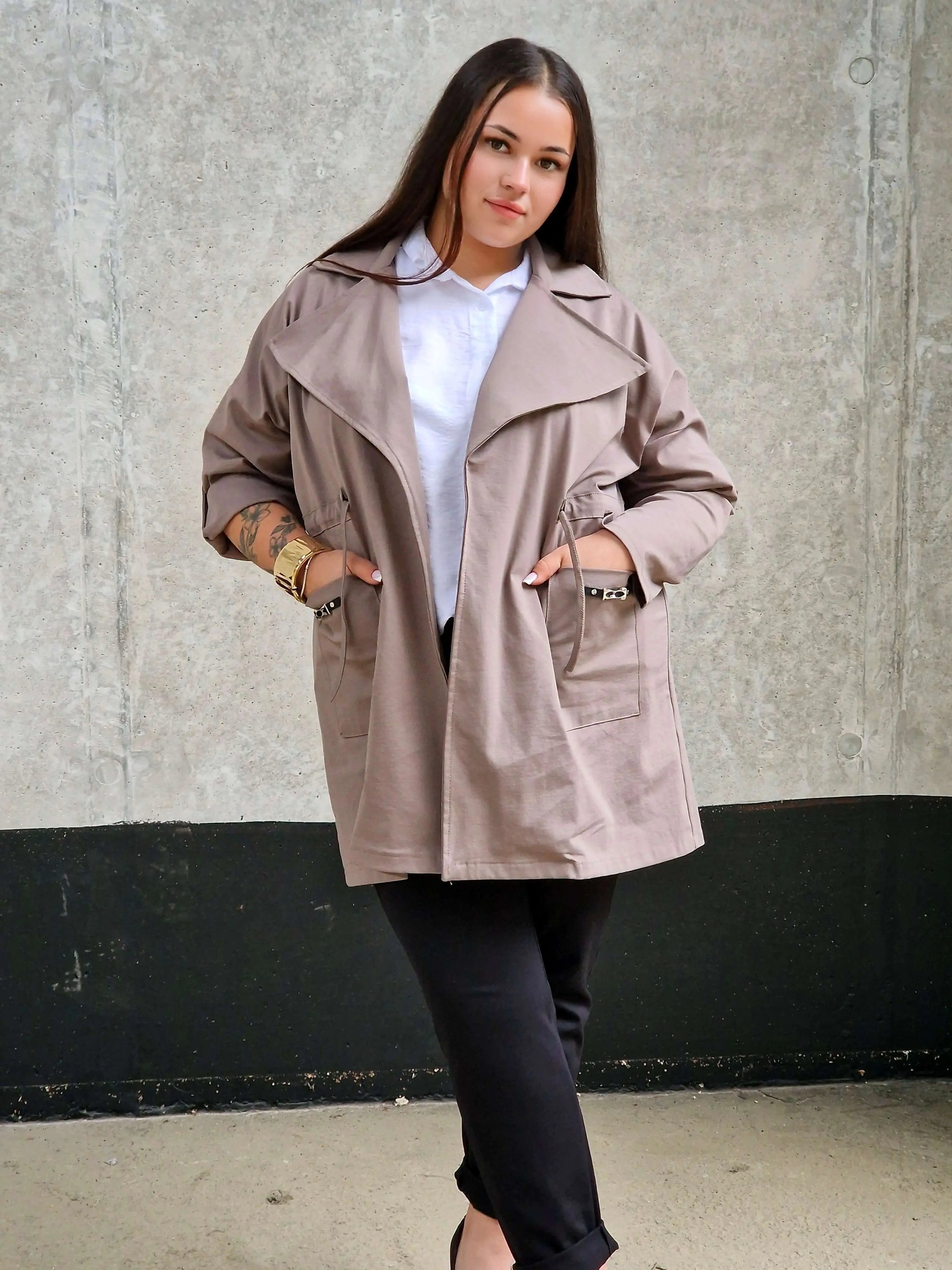 Elegancka Narzutka Plus Size Ciemny Beż- Styl i Komfort Stylowa XL