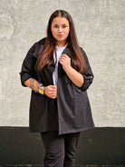 Elegancka Narzutka Plus Size Czarna - Styl i Komfort Stylowa XL