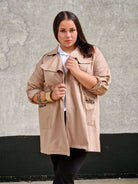 Elegancka Narzutka Plus Size Jasny Beż- Styl i Komfort Stylowa XL