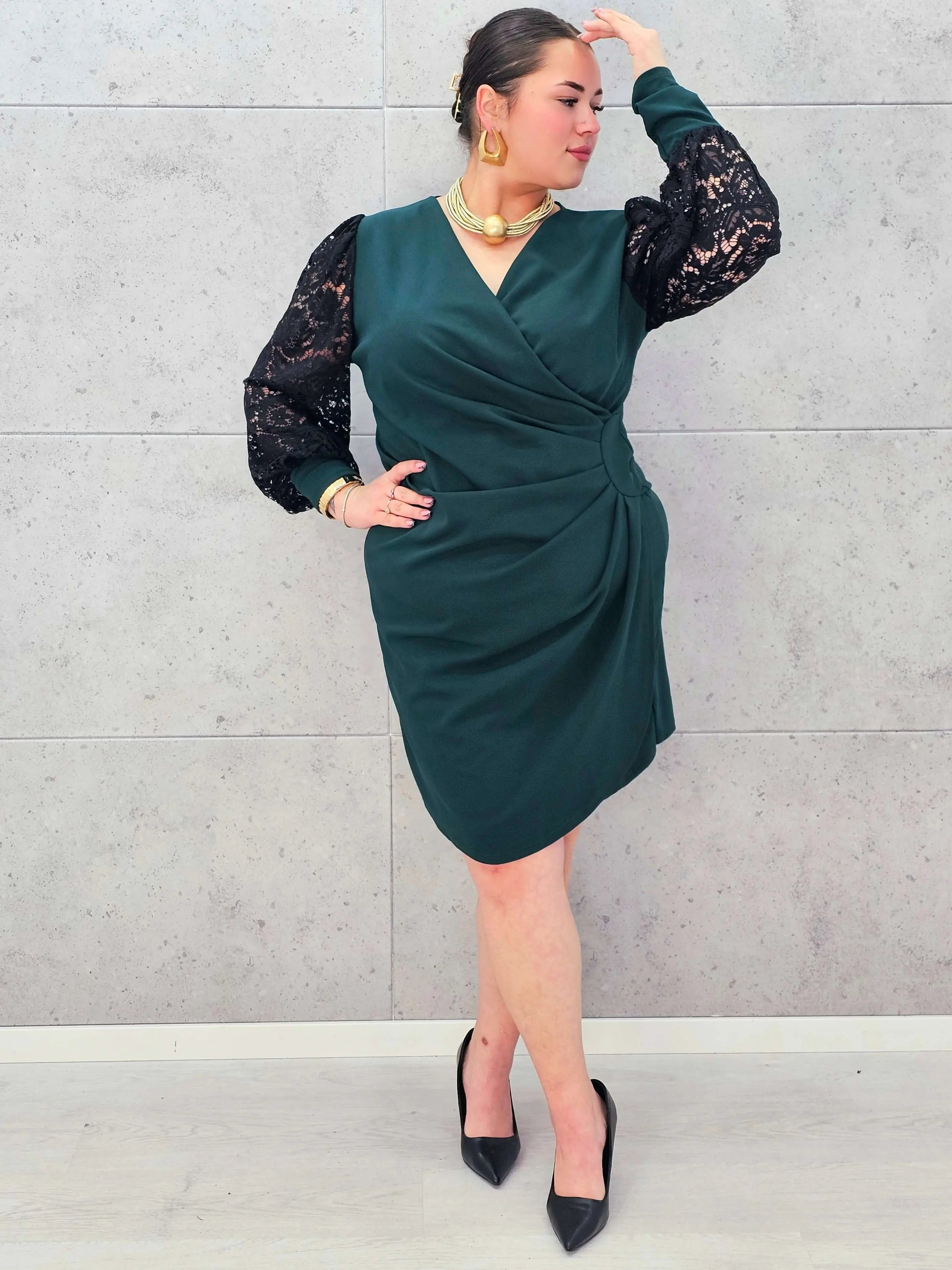 Elegancka Sukienka plus size z Drapowanym Dekoltem i Koronkowymi Rękawami Stylowa XL