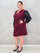 Elegancka Sukienka plus size z Drapowanym Dekoltem i Koronkowymi Rękawami Stylowa XL