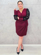 Elegancka Sukienka plus size z Drapowanym Dekoltem i Koronkowymi Rękawami Stylowa XL