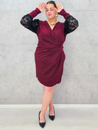 Elegancka Sukienka plus size z Drapowanym Dekoltem i Koronkowymi Rękawami Stylowa XL