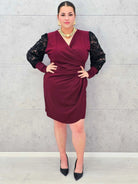 Elegancka Sukienka plus size z Drapowanym Dekoltem i Koronkowymi Rękawami Stylowa XL