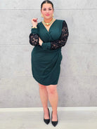 Elegancka Sukienka plus size z Drapowanym Dekoltem i Koronkowymi Rękawami Stylowa XL