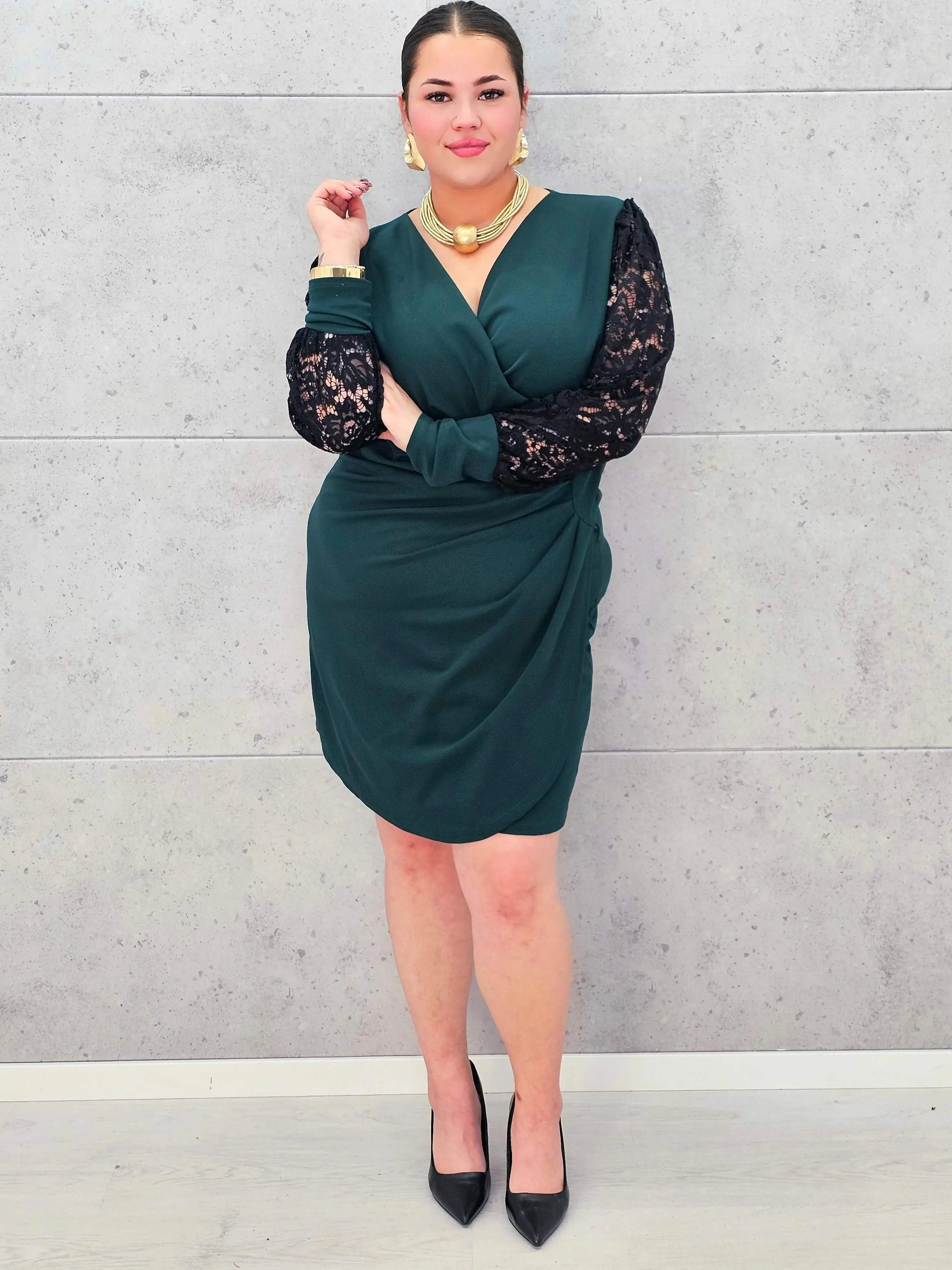 Elegancka Sukienka plus size z Drapowanym Dekoltem i Koronkowymi Rękawami Stylowa XL