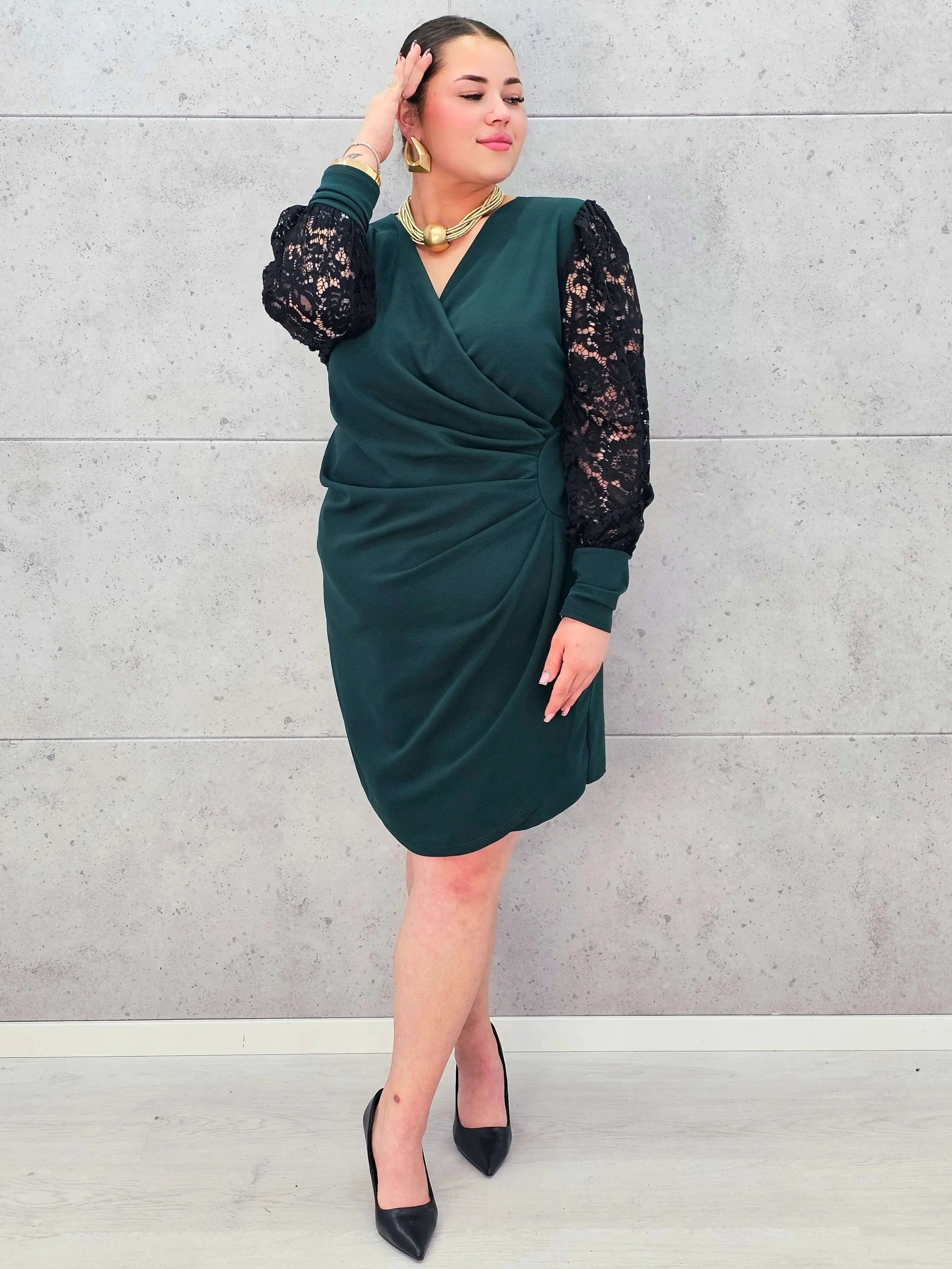 Elegancka Sukienka plus size z Drapowanym Dekoltem i Koronkowymi Rękawami Stylowa XL