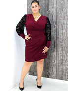 Elegancka Sukienka plus size z Drapowanym Dekoltem i Koronkowymi Rękawami Stylowa XL