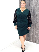 Elegancka Sukienka plus size z Drapowanym Dekoltem i Koronkowymi Rękawami Stylowa XL