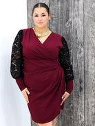 Elegancka Sukienka plus size z Drapowanym Dekoltem i Koronkowymi Rękawami Stylowa XL