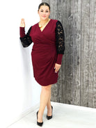 Elegancka Sukienka plus size z Drapowanym Dekoltem i Koronkowymi Rękawami Stylowa XL
