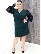 Elegancka Sukienka plus size z Drapowanym Dekoltem i Koronkowymi Rękawami Stylowa XL