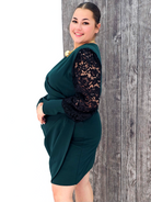 Elegancka Sukienka plus size z Drapowanym Dekoltem i Koronkowymi Rękawami Stylowa XL