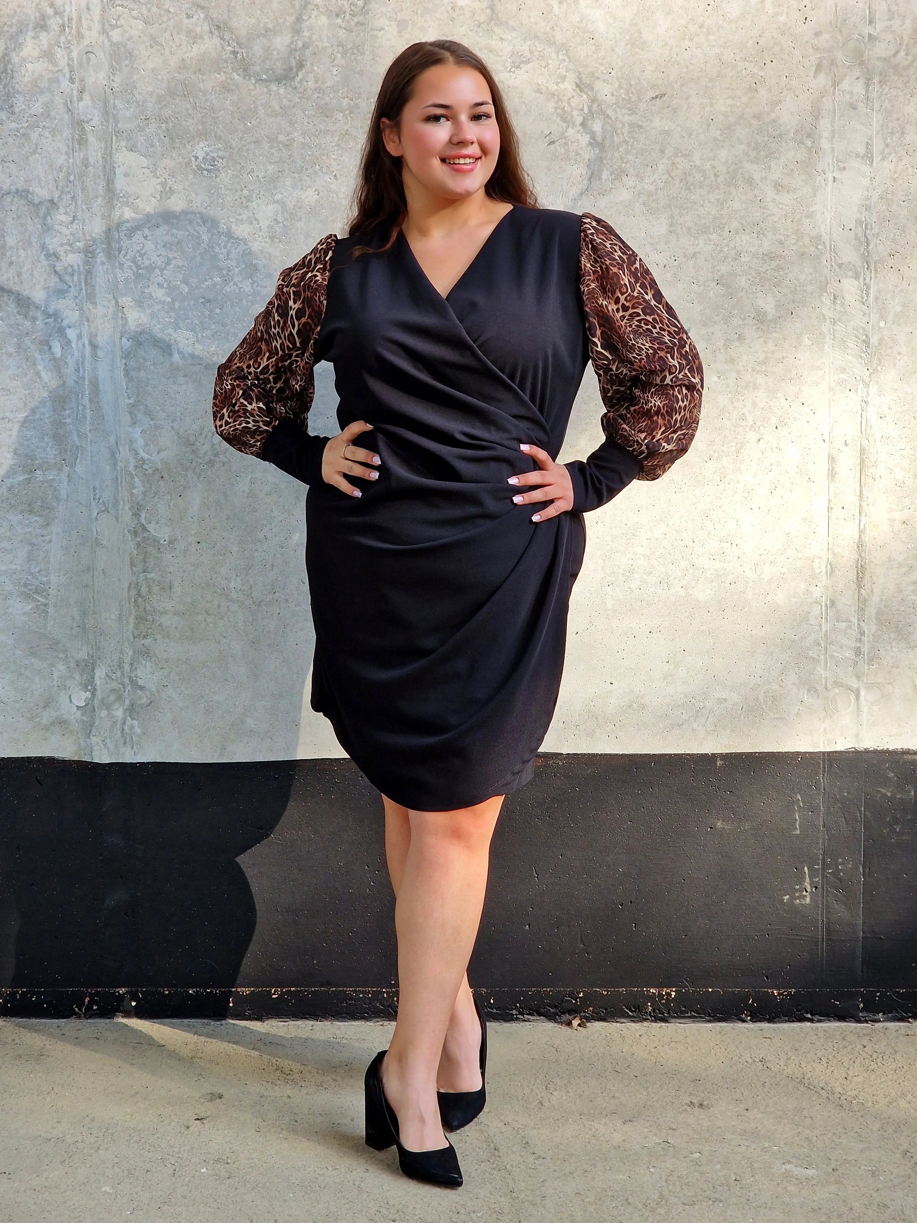 Elegancka Sukienka z Drapieżnym Akcentem Stylowa XL