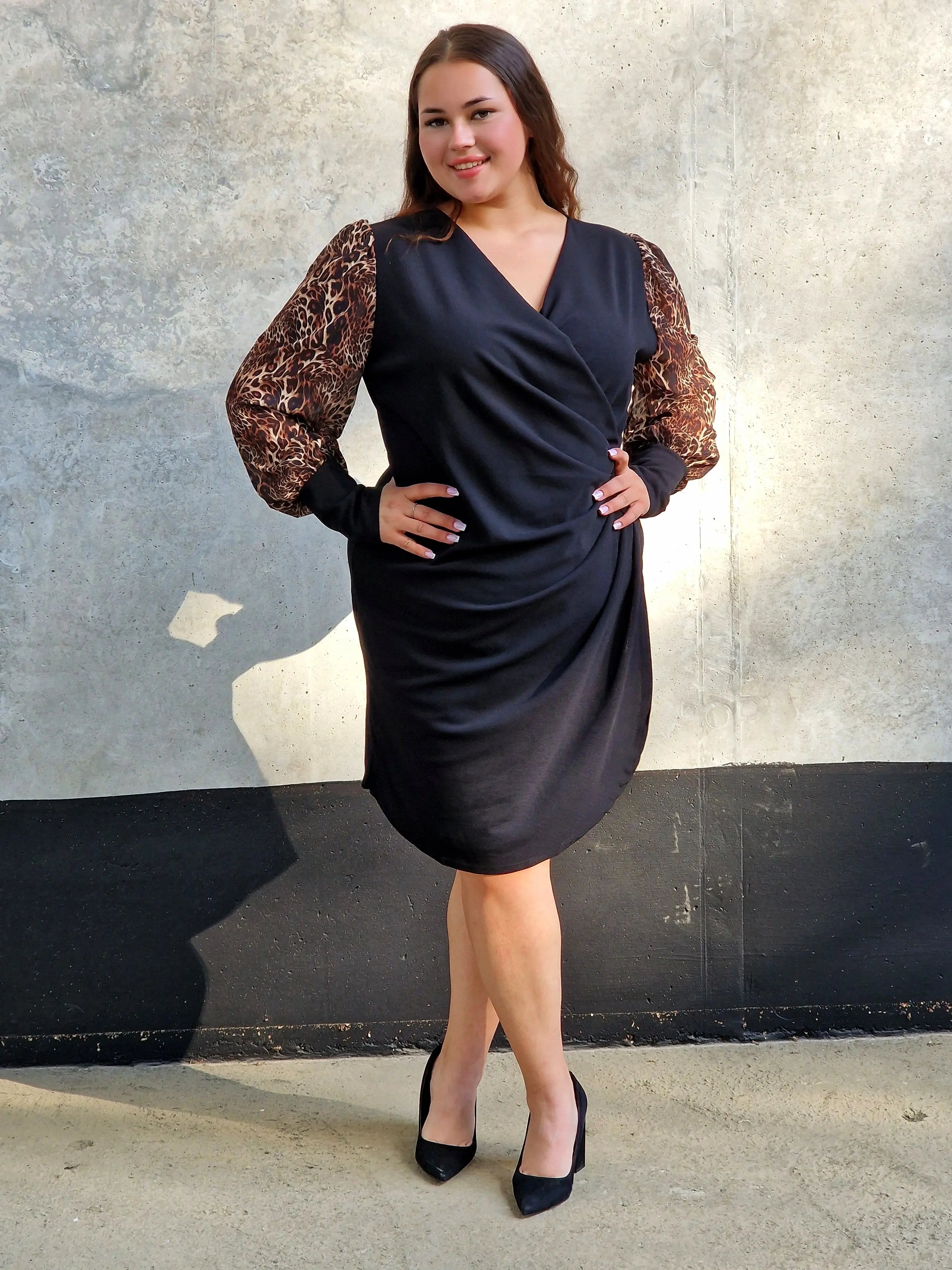 Elegancka Sukienka z Drapieżnym Akcentem Stylowa XL