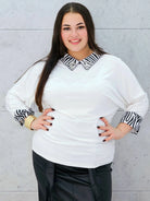 Elegancka bluzka plus size z kołnierzykiem zebra – biel z nutą luksusu Stylowa XL Stylowa XL