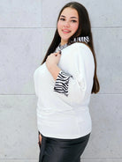 Elegancka bluzka plus size z kołnierzykiem zebra – biel z nutą luksusu Stylowa XL Stylowa XL
