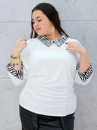 Elegancka bluzka plus size z kołnierzykiem zebra – biel z nutą luksusu Stylowa XL Stylowa XL