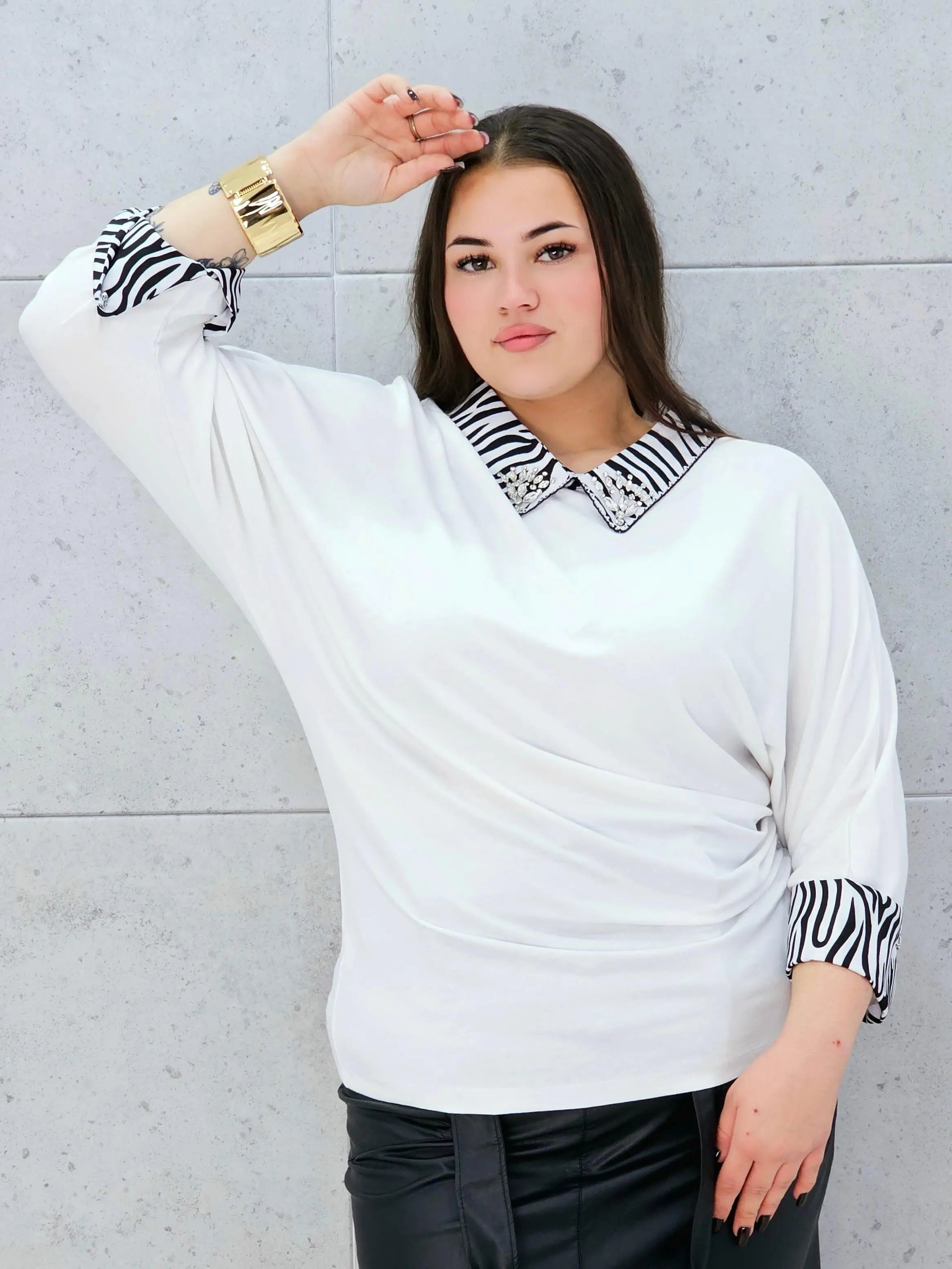 Elegancka bluzka plus size z kołnierzykiem zebra – biel z nutą luksusu Stylowa XL Stylowa XL