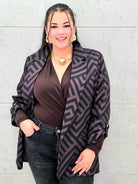 Elegancka marynarka plus size w geometryczny wzór – Stylowa XL Stylowa XL