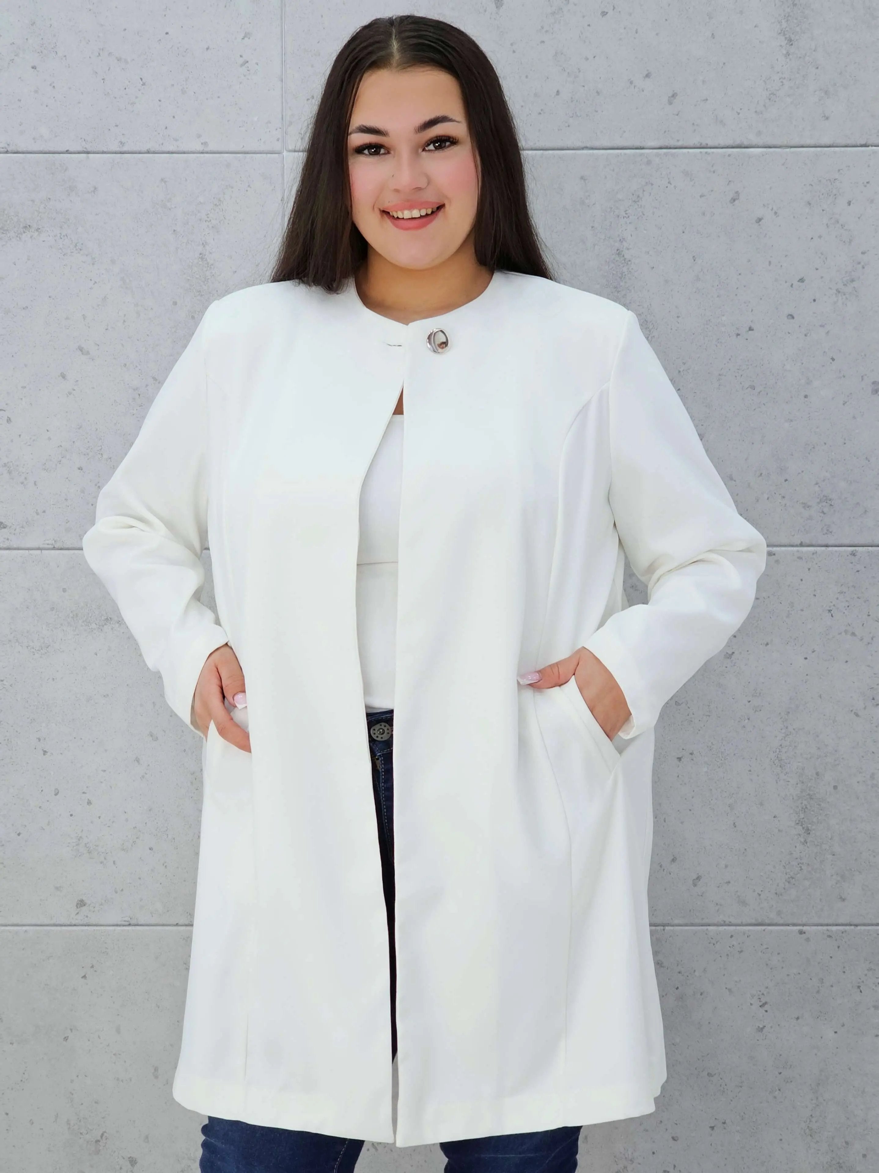 Elegancka przedłużana marynarka z ozdobnym zapięciem Stylowa XL