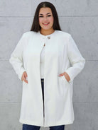 Elegancka przedłużana marynarka z ozdobnym zapięciem Stylowa XL