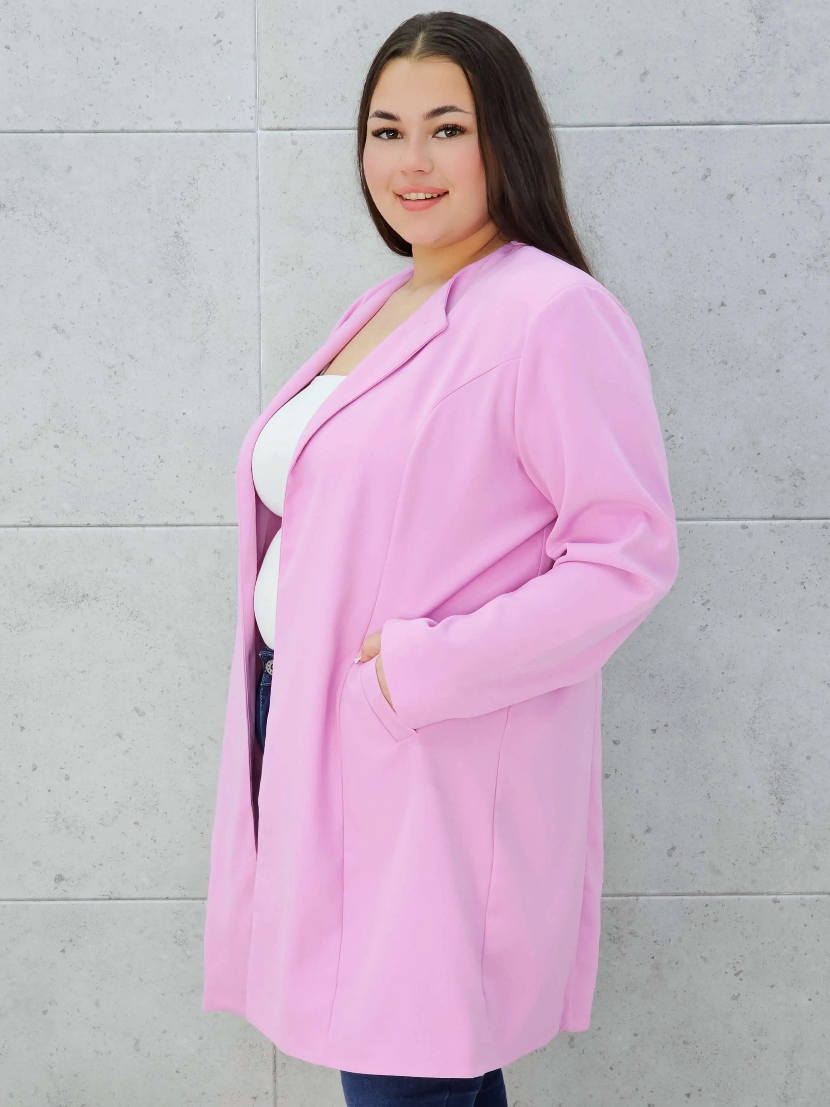 Elegancka przedłużana marynarka z ozdobnym zapięciem Stylowa XL