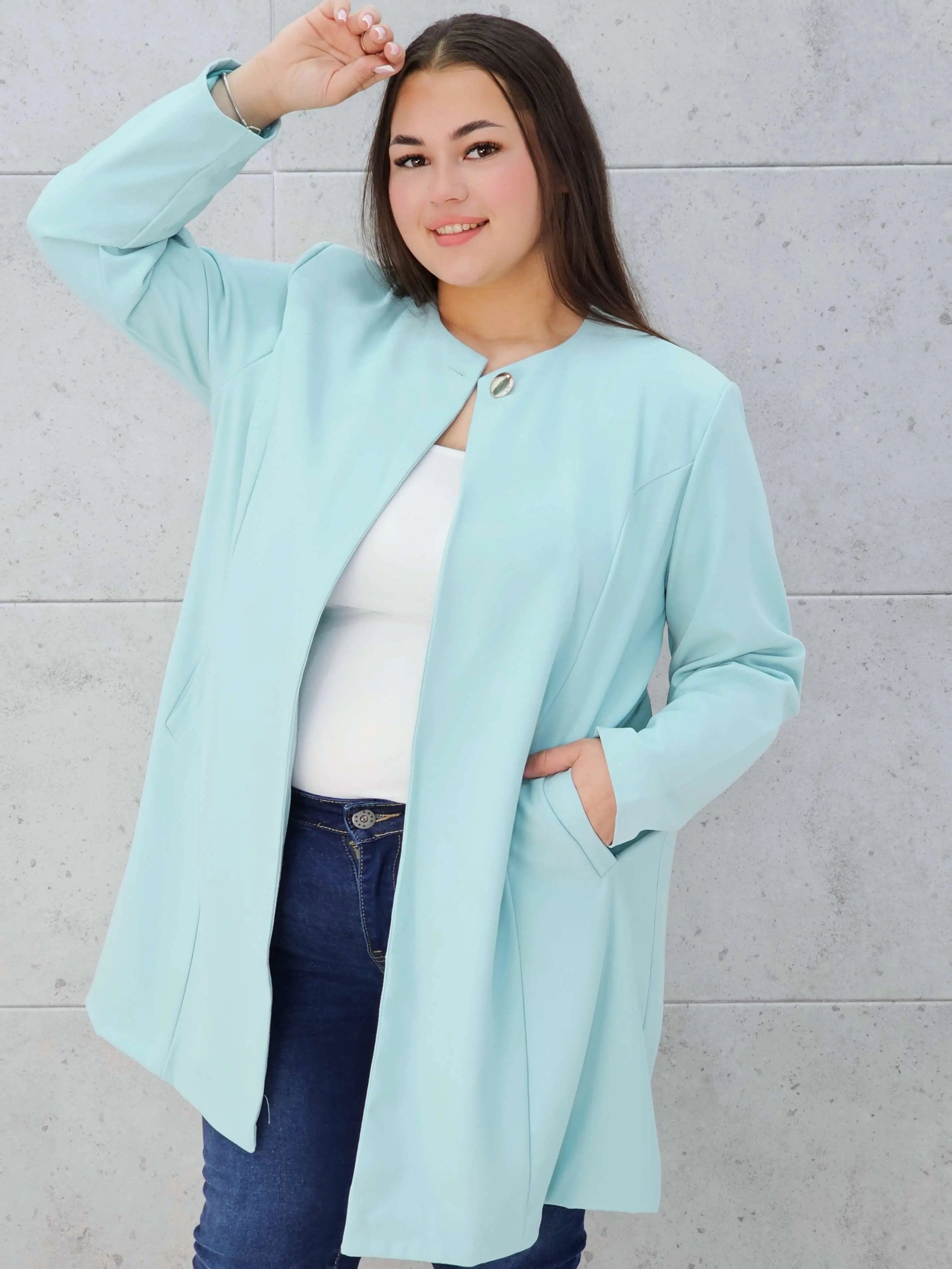 Elegancka przedłużana marynarka z ozdobnym zapięciem Stylowa XL