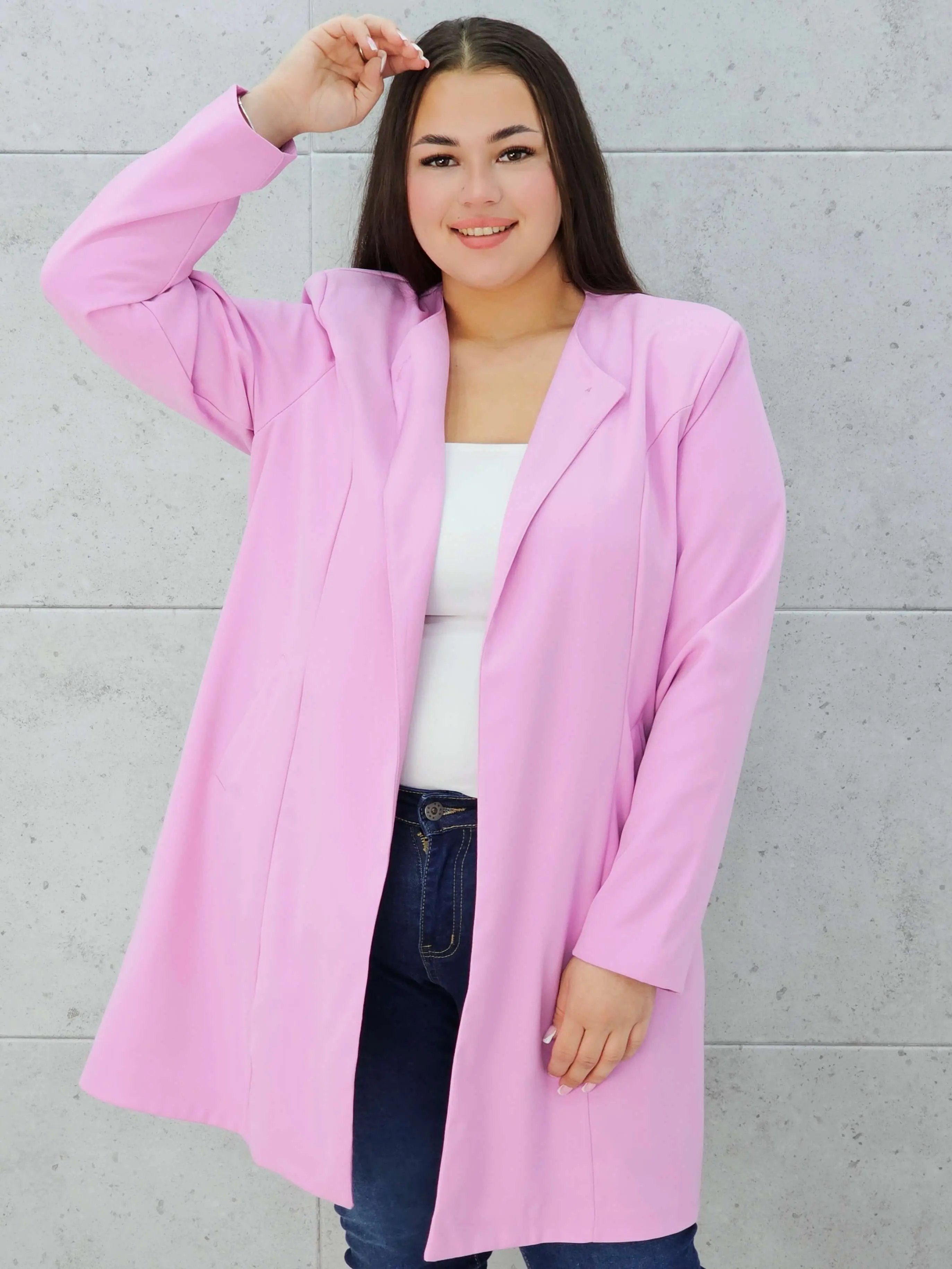 Elegancka przedłużana marynarka z ozdobnym zapięciem Stylowa XL