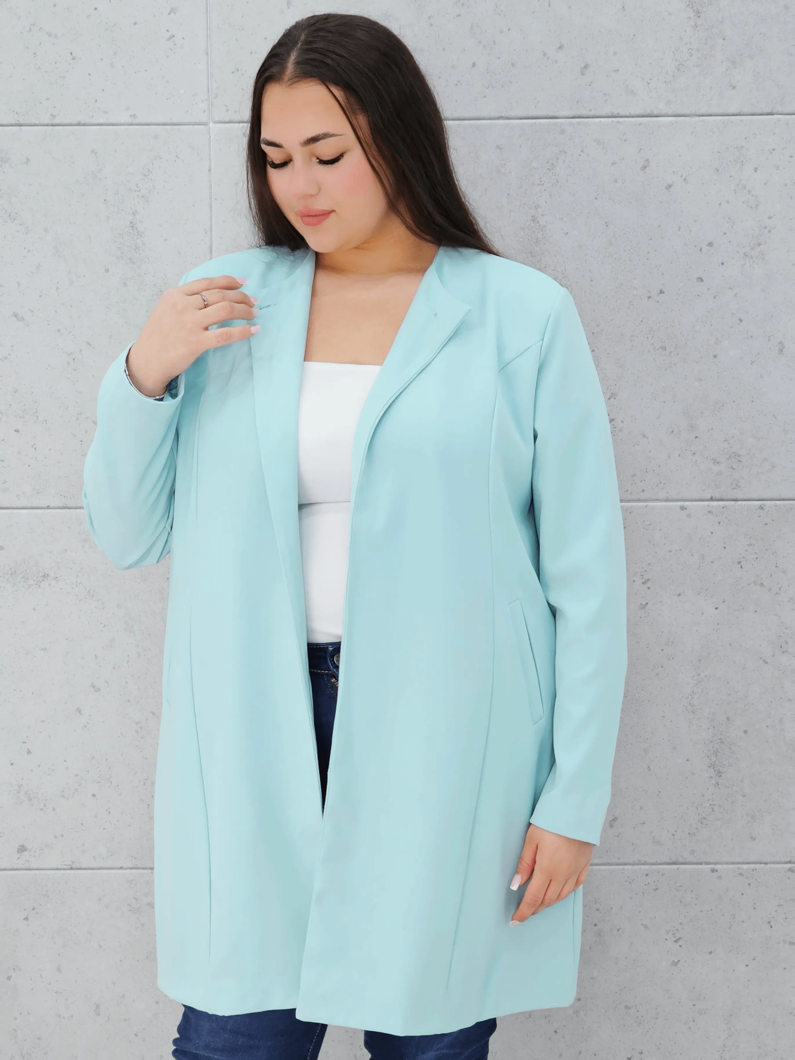 Elegancka przedłużana marynarka z ozdobnym zapięciem Stylowa XL