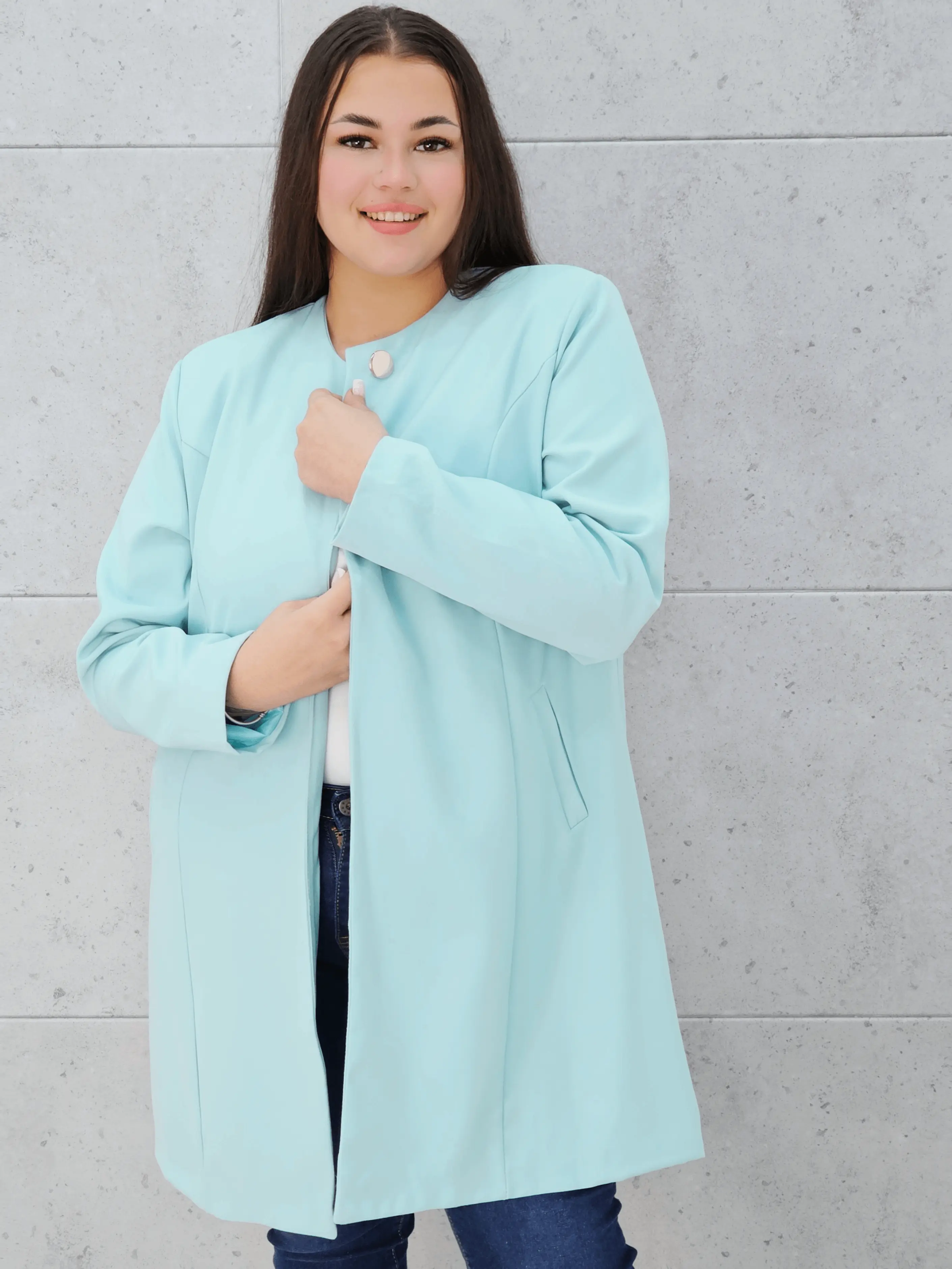 Elegancka przedłużana marynarka z ozdobnym zapięciem Stylowa XL