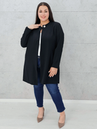 Elegancka przedłużana marynarka z ozdobnym zapięciem Stylowa XL