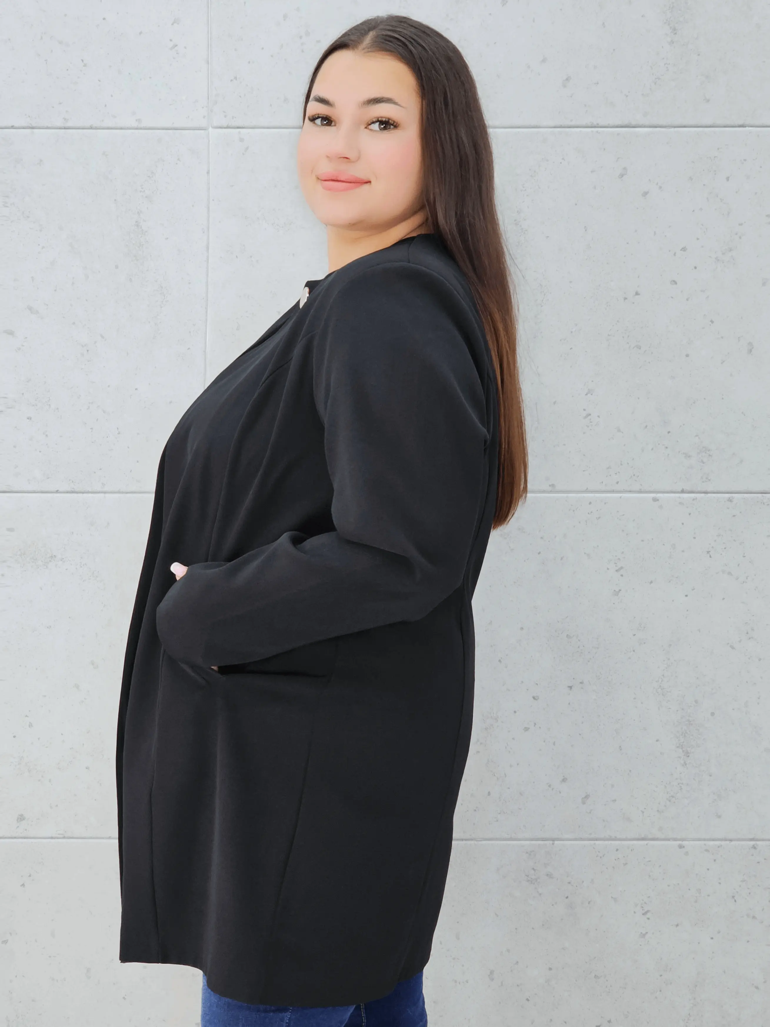 Elegancka przedłużana marynarka z ozdobnym zapięciem Stylowa XL