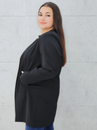 Elegancka przedłużana marynarka z ozdobnym zapięciem Stylowa XL