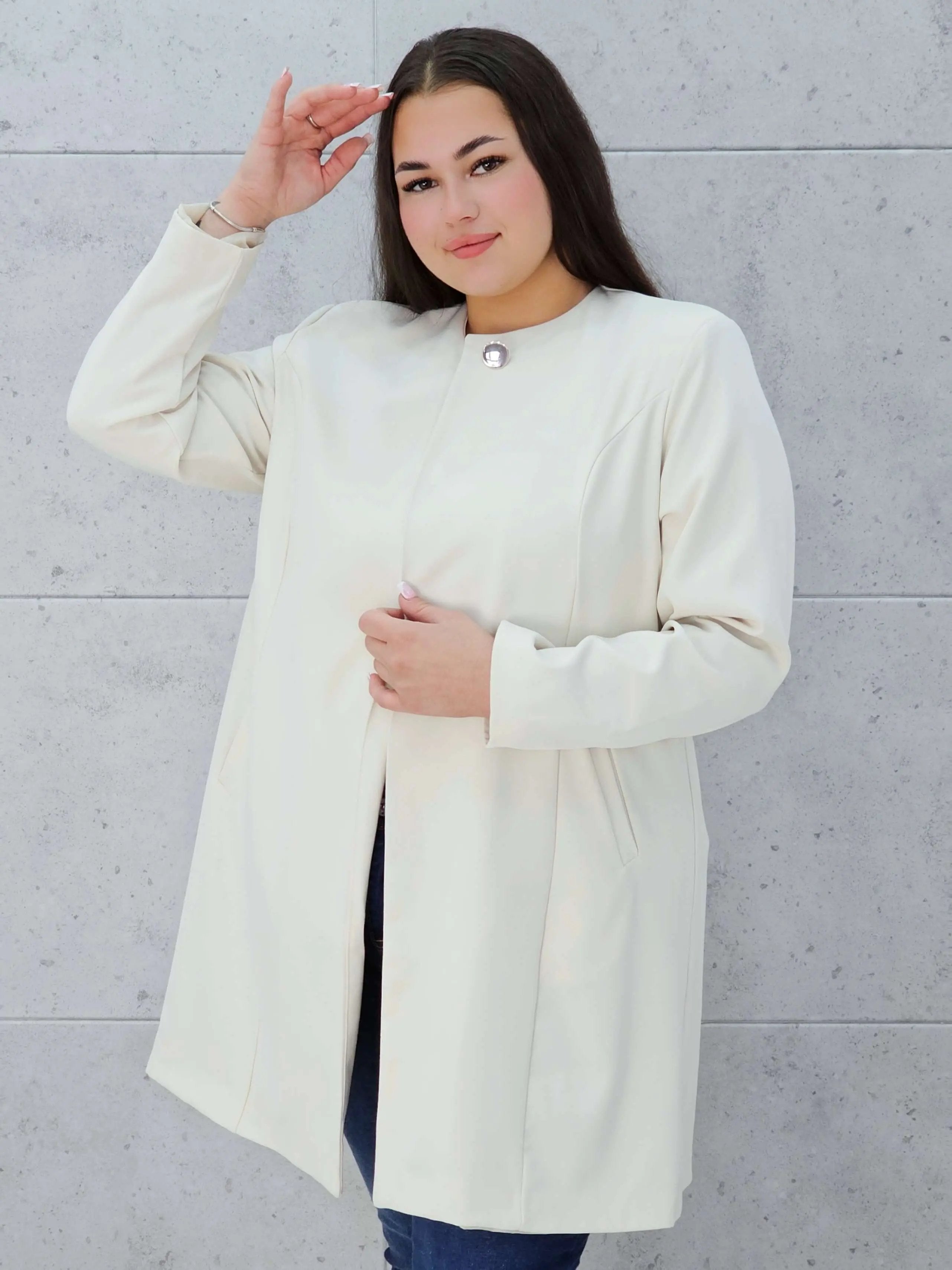 Elegancka przedłużana marynarka z ozdobnym zapięciem Stylowa XL