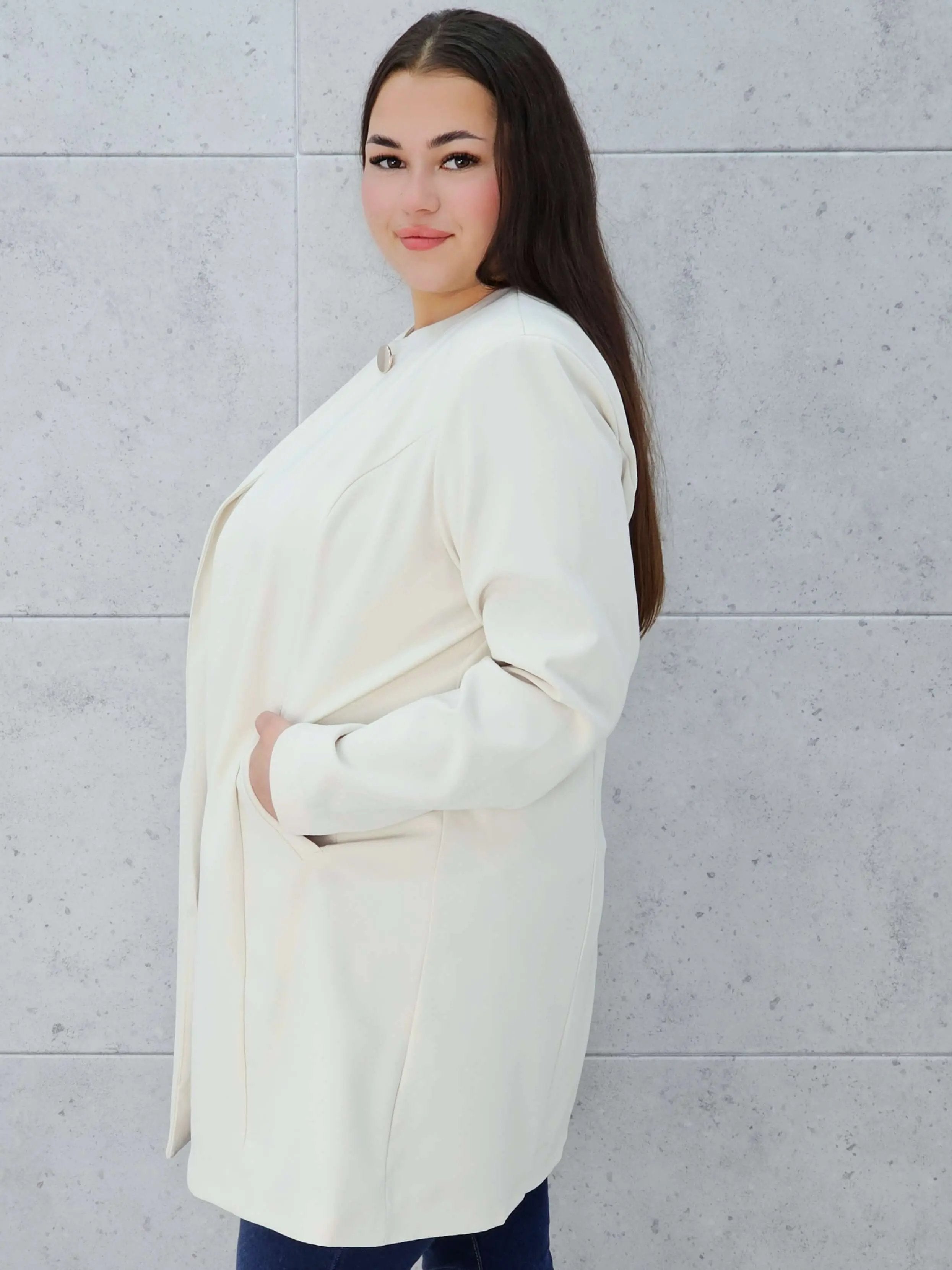 Elegancka przedłużana marynarka z ozdobnym zapięciem Stylowa XL