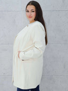 Elegancka przedłużana marynarka z ozdobnym zapięciem Stylowa XL