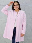 Elegancka przedłużana marynarka z ozdobnym zapięciem Stylowa XL