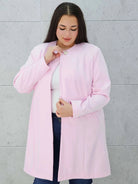 Elegancka przedłużana marynarka z ozdobnym zapięciem Stylowa XL