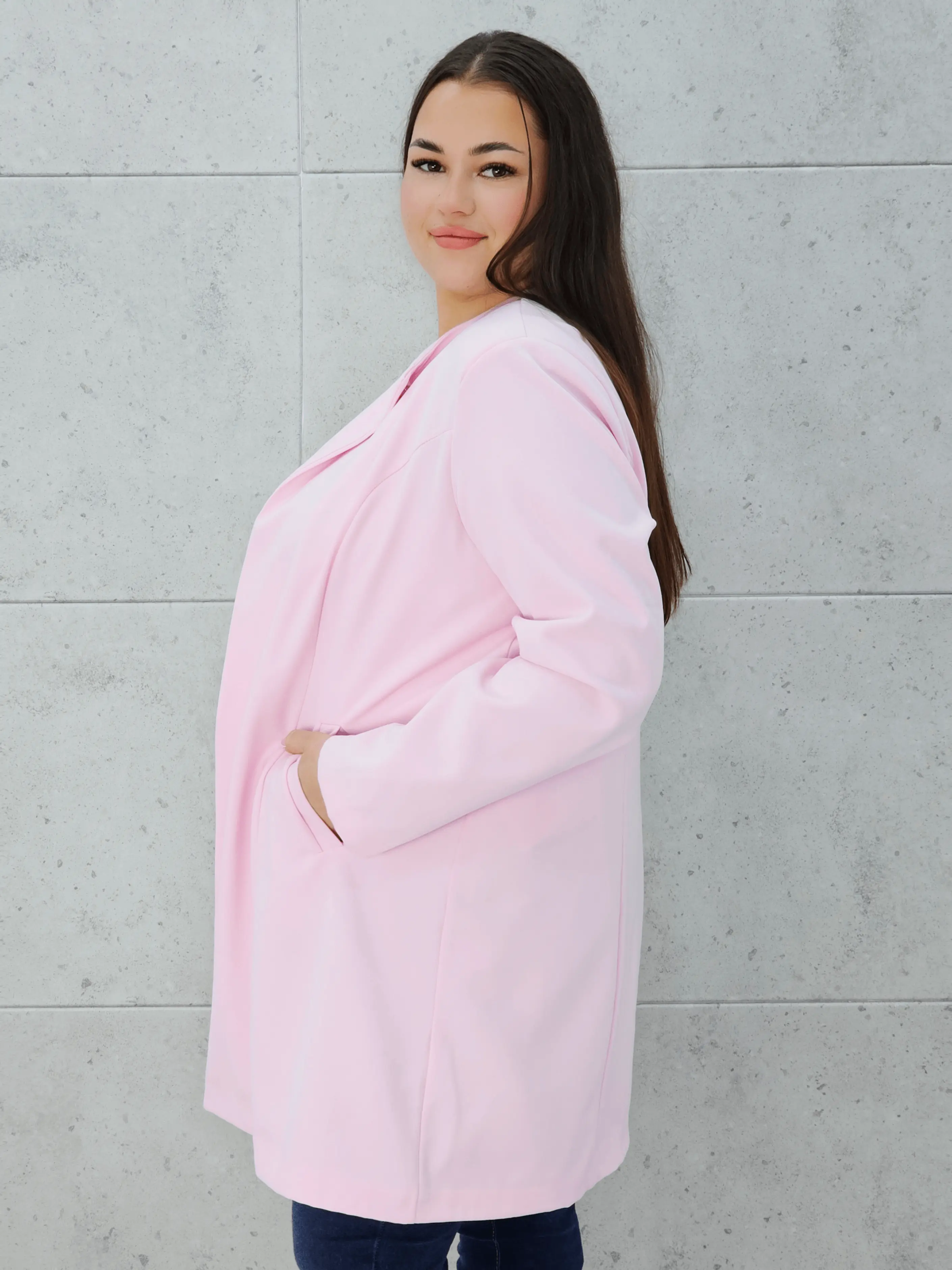 Elegancka przedłużana marynarka z ozdobnym zapięciem Stylowa XL