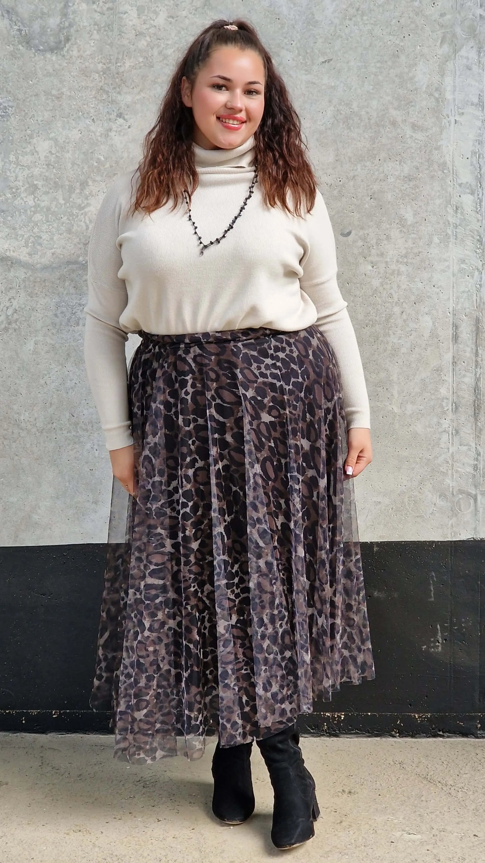 Elegancka spódnica midi z tiulową warstwą i zwierzęcym printem panterki Stylowa XL