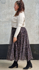 Elegancka spódnica midi z tiulową warstwą i zwierzęcym printem panterki Stylowa XL