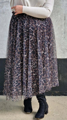 Elegancka spódnica midi z tiulową warstwą i zwierzęcym printem panterki Stylowa XL