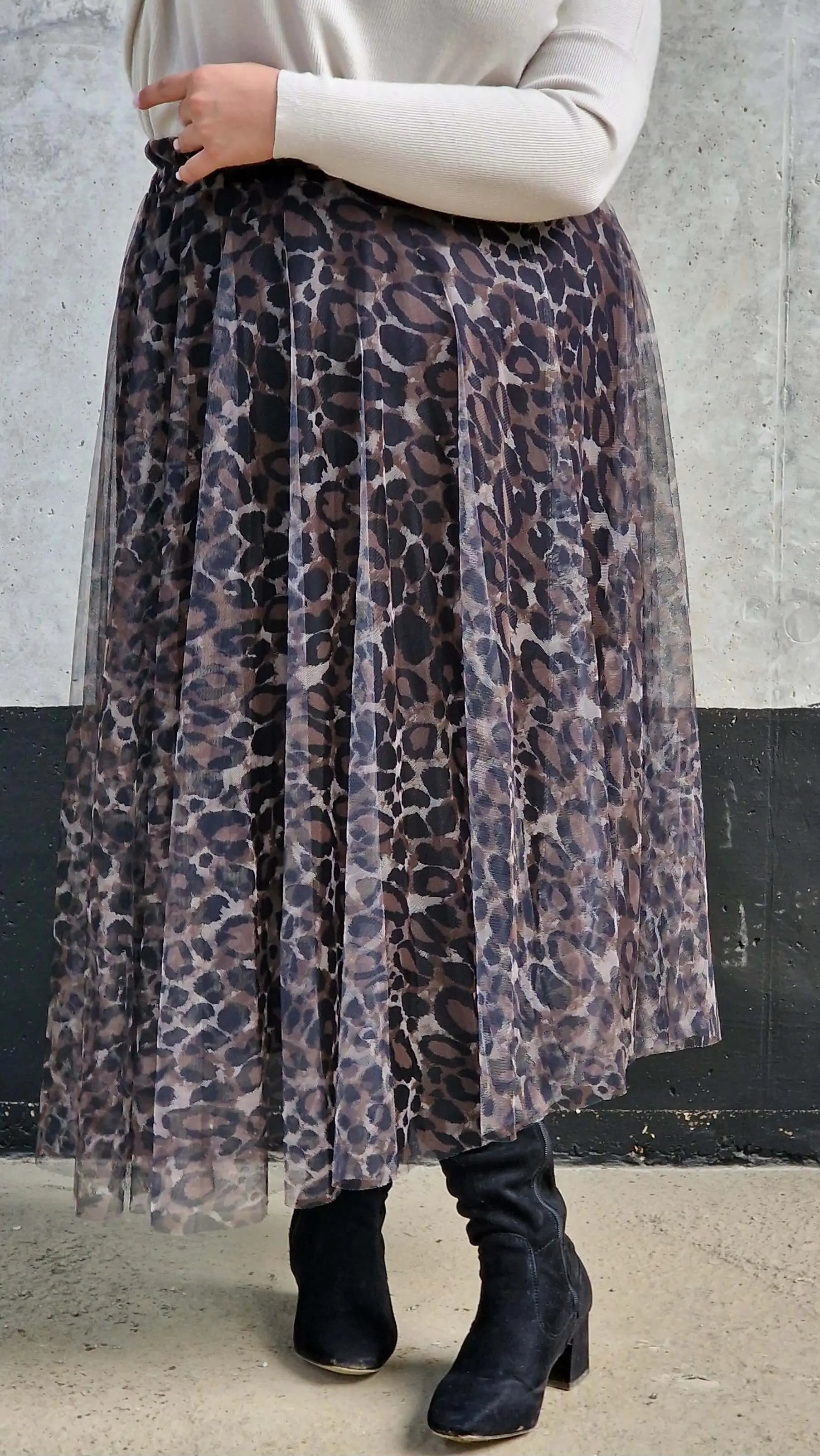 Elegancka spódnica midi z tiulową warstwą i zwierzęcym printem panterki Stylowa XL