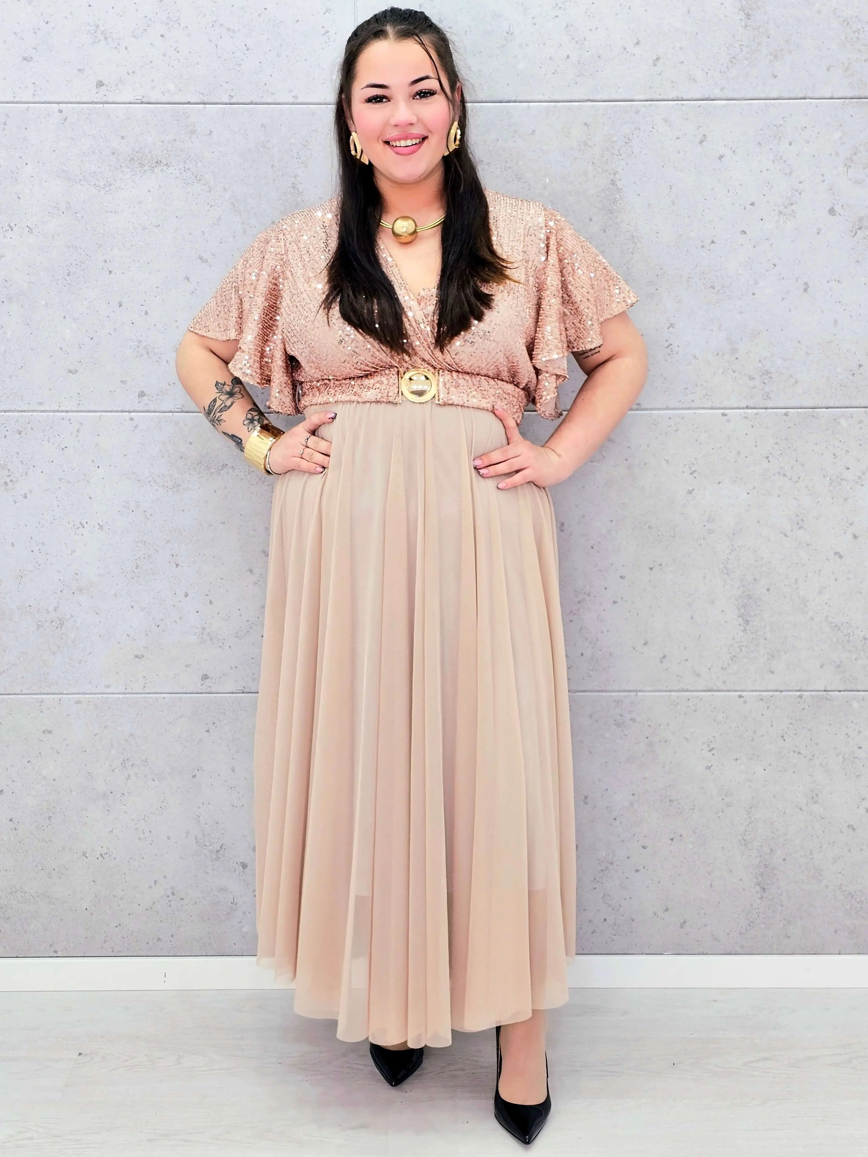 Elegancka sukienka XXL z cekinową górą i plisowanym dołem – wyjątkowa kolekcja plus size Stylowa XL