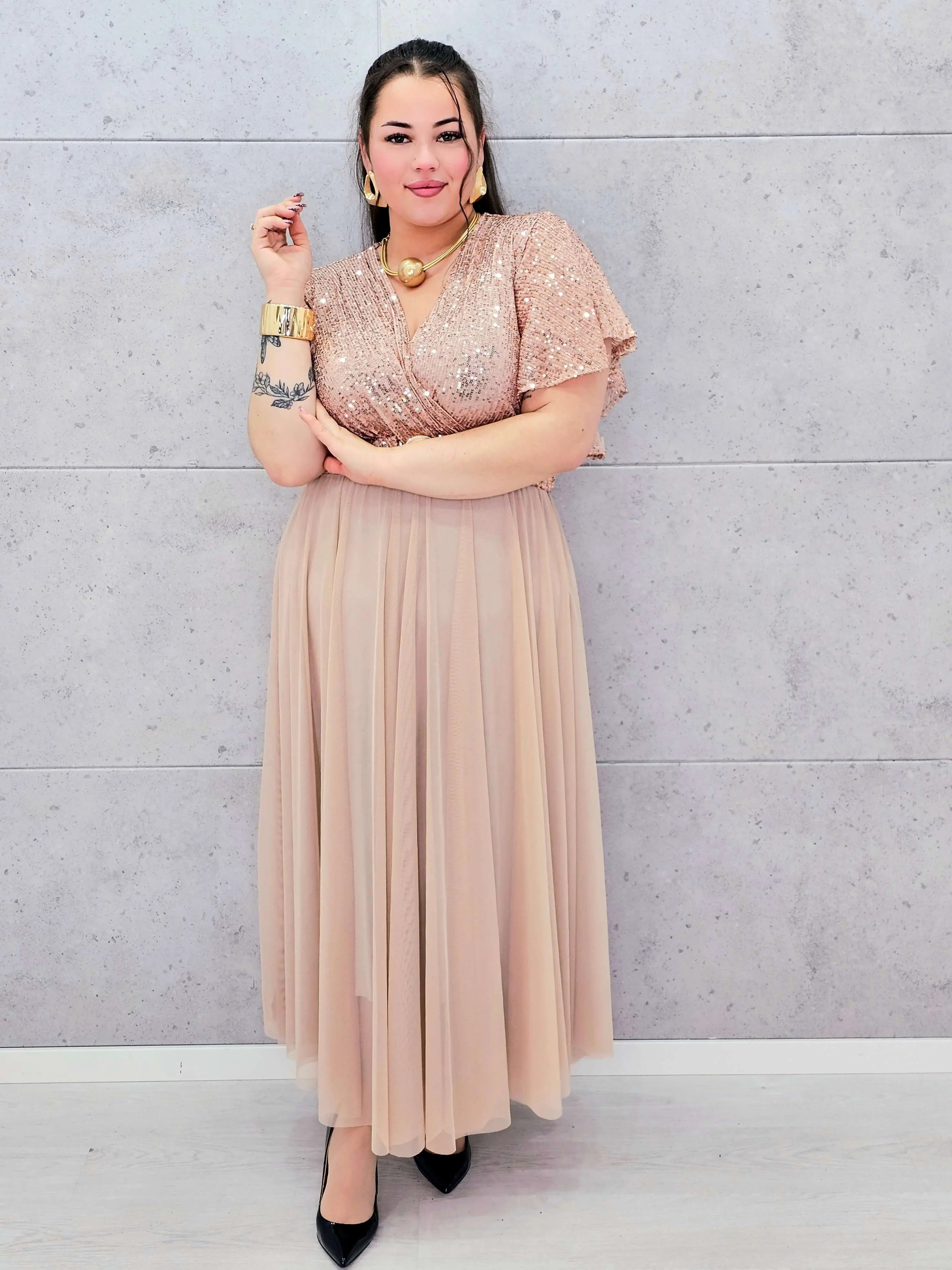 Elegancka sukienka XXL z cekinową górą i plisowanym dołem – wyjątkowa kolekcja plus size Stylowa XL