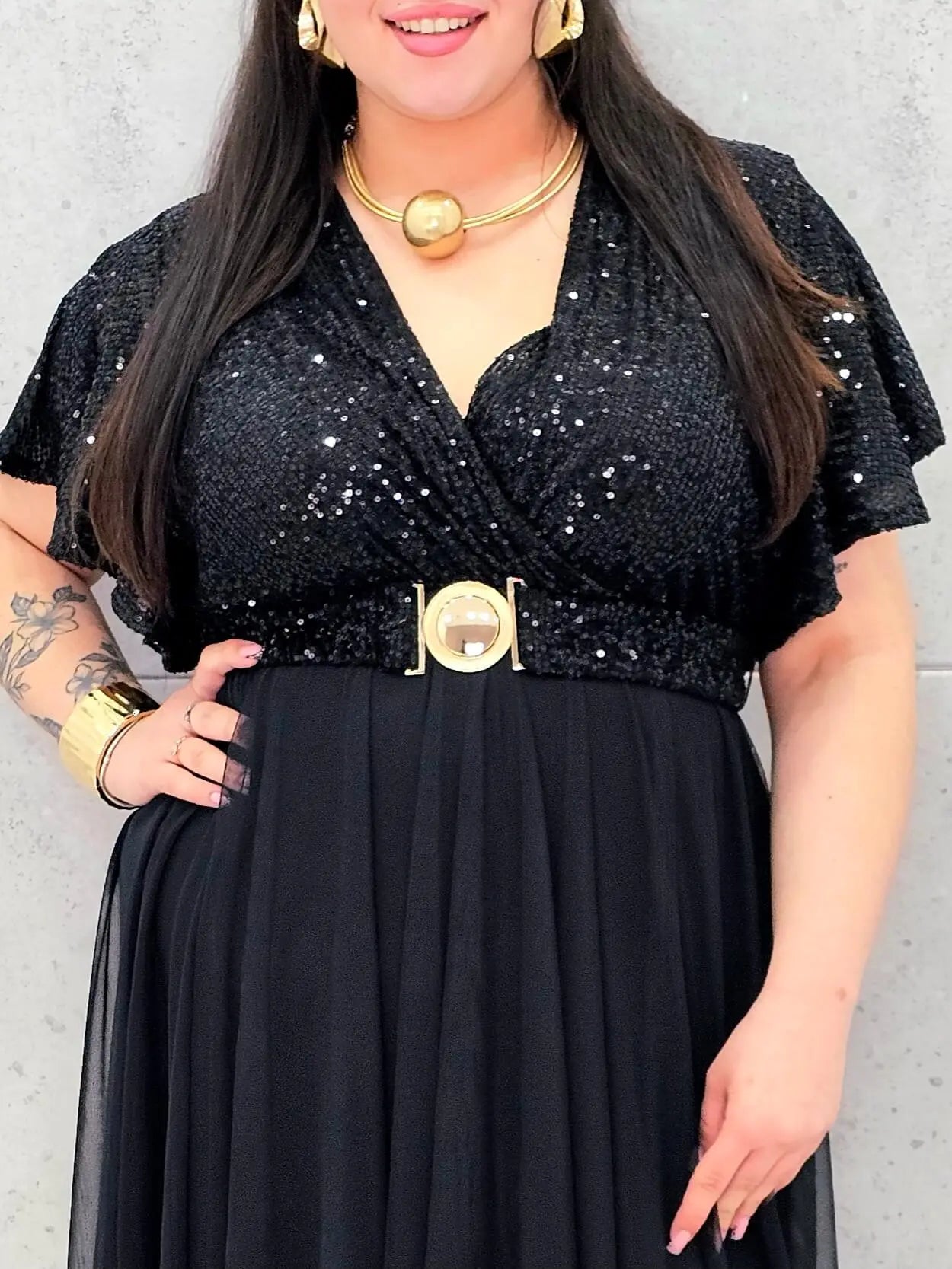 Elegancka sukienka XXL z cekinową górą i plisowanym dołem – wyjątkowa kolekcja plus size Stylowa XL