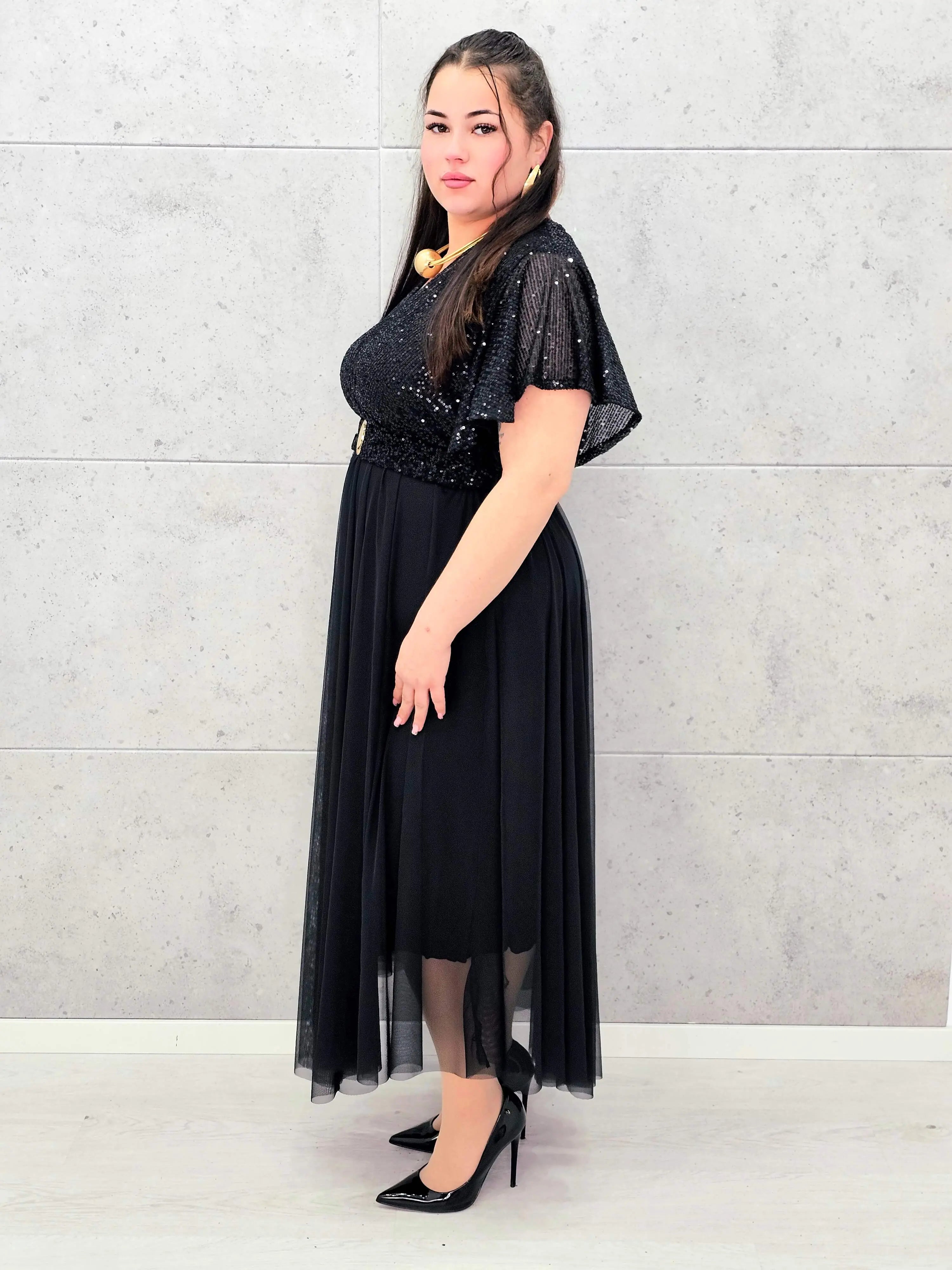 Elegancka sukienka XXL z cekinową górą i plisowanym dołem – wyjątkowa kolekcja plus size Stylowa XL